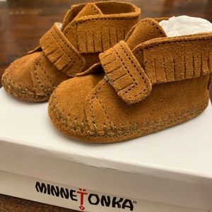 Minnetonka Baby Moccasins -Front Strap Bootie ⭐️ brown size 1
